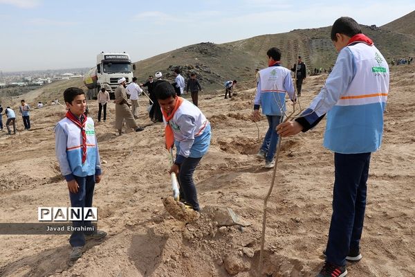 حضور دانش آموزان پیشتاز در مراسم روز درختکاری مشهد