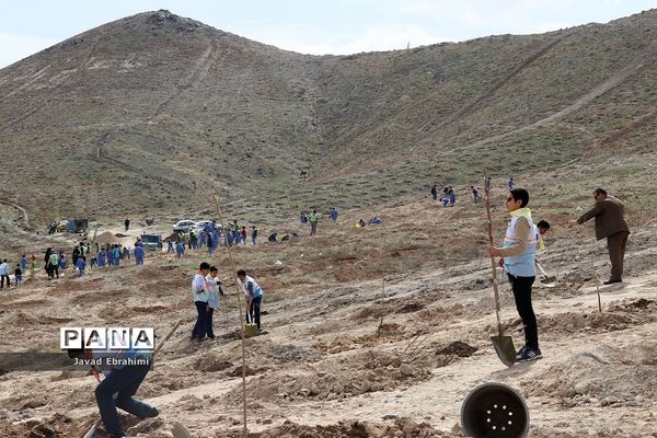 حضور دانش آموزان پیشتاز در مراسم روز درختکاری مشهد