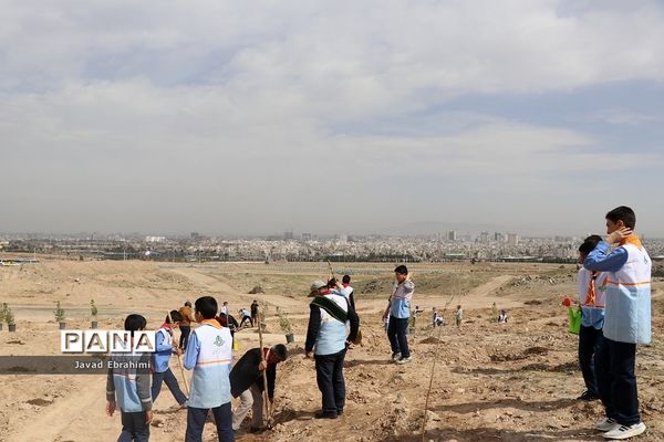 حضور دانش آموزان پیشتاز در مراسم روز درختکاری مشهد