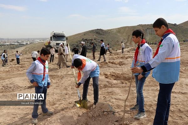 حضور دانش آموزان پیشتاز در مراسم روز درختکاری مشهد