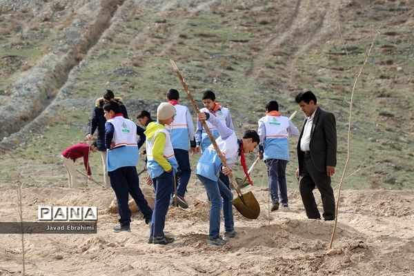 حضور دانش آموزان پیشتاز در مراسم روز درختکاری مشهد