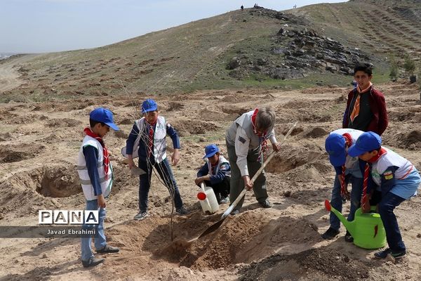 حضور دانش آموزان پیشتاز در مراسم روز درختکاری مشهد