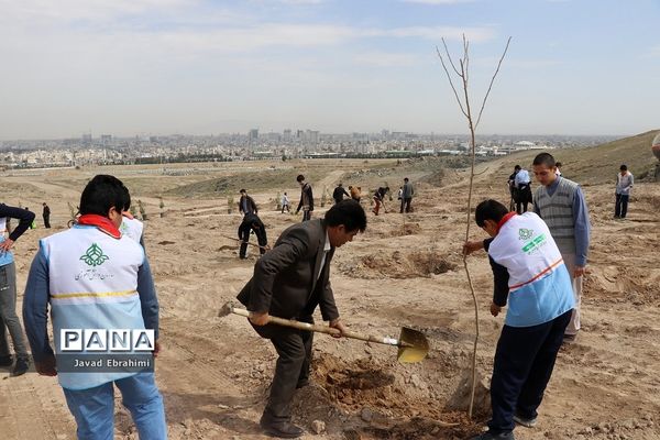 حضور دانش آموزان پیشتاز در مراسم روز درختکاری مشهد