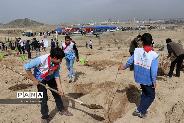 حضور دانش آموزان پیشتاز در مراسم روز درختکاری مشهد