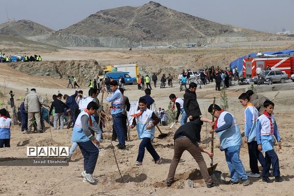 حضور دانش آموزان پیشتاز در مراسم روز درختکاری مشهد