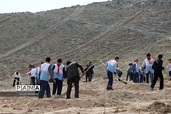 حضور دانش آموزان پیشتاز در مراسم روز درختکاری مشهد