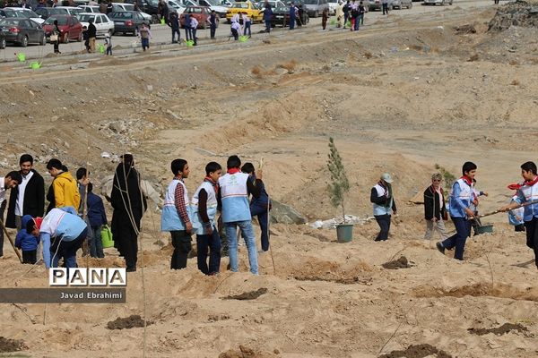 حضور دانش آموزان پیشتاز در مراسم روز درختکاری مشهد