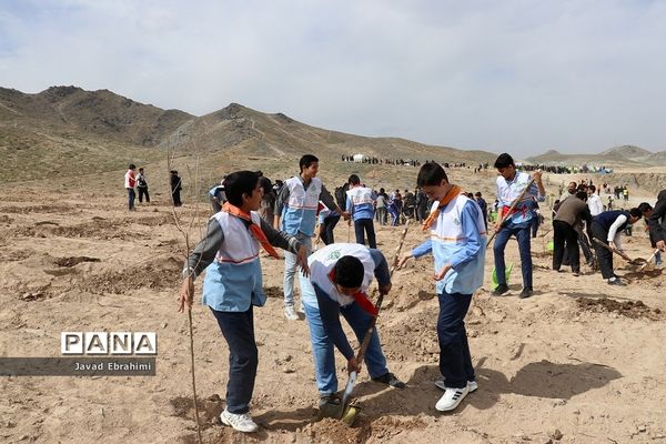 حضور دانش آموزان پیشتاز در مراسم روز درختکاری مشهد