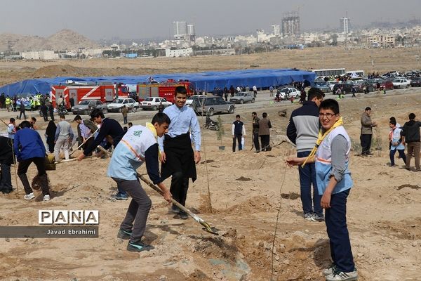 حضور دانش آموزان پیشتاز در مراسم روز درختکاری مشهد