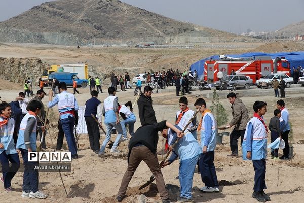حضور دانش آموزان پیشتاز در مراسم روز درختکاری مشهد
