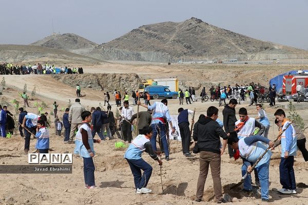 حضور دانش آموزان پیشتاز در مراسم روز درختکاری مشهد