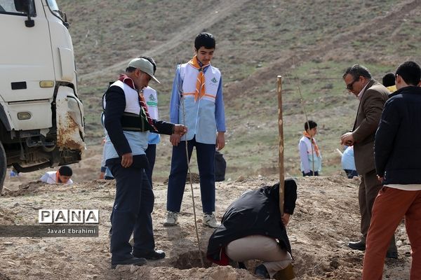 حضور دانش آموزان پیشتاز در مراسم روز درختکاری مشهد