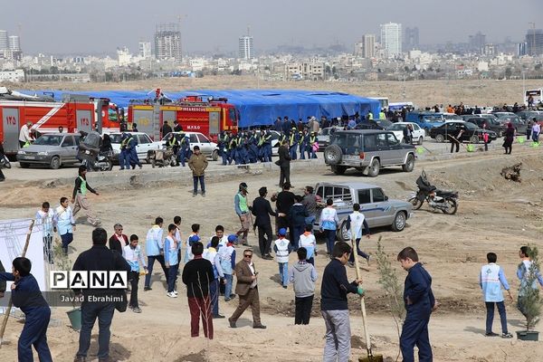 حضور دانش آموزان پیشتاز در مراسم روز درختکاری مشهد