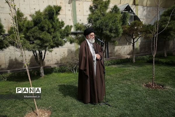 کاشت نهال توسط رهبر انقلاب در روز درختکاری