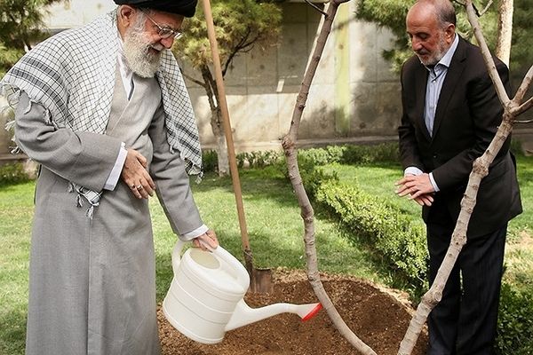 کاشت نهال توسط رهبر انقلاب در روز درختکاری