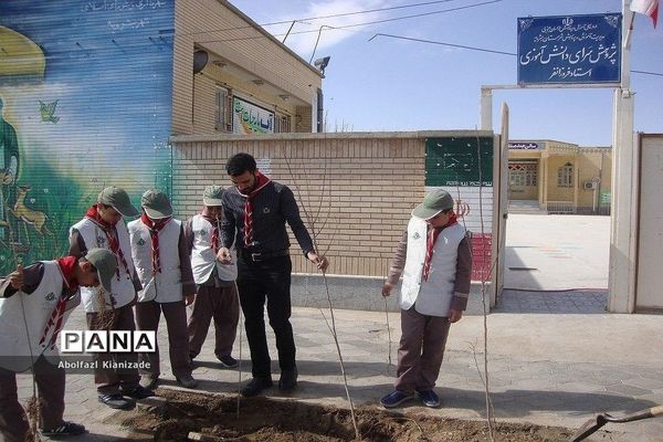 کاشت  نهال در مدرسه شاهد پسرانه  شهرستان بشرویه