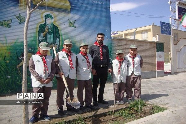 کاشت  نهال در مدرسه شاهد پسرانه  شهرستان بشرویه