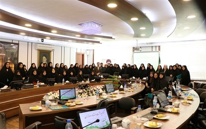 توجه به نقش همسری و مادری در کنار وظایف اجتماعی