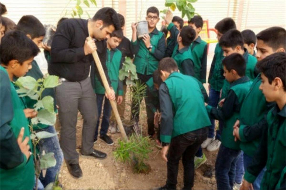 دانش آموزان لرستانی با شعار دوستی با طبیعت ، اقدام به کاشت نهال کردند