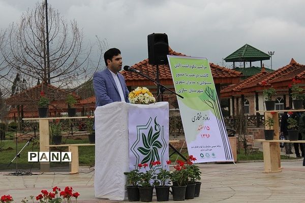 آیین درختکاری با حضور اعضای تشکیلات سازمان دانش‌آموزی در شهرستان ساری