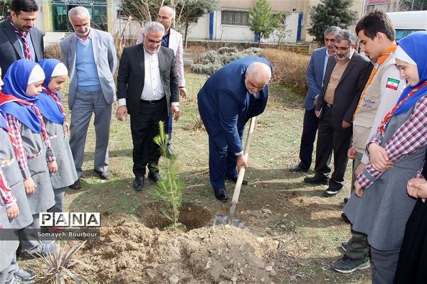 مراسم نمادین درختکاری در حاشیه برگزاری مراسم متمرکز استانی جشن نیکوکاری در البرز