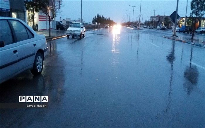 رئیس مرکز کنترل ترافیک پلیس راهور خبر داد: بارش باران در محورهای ۴ استان