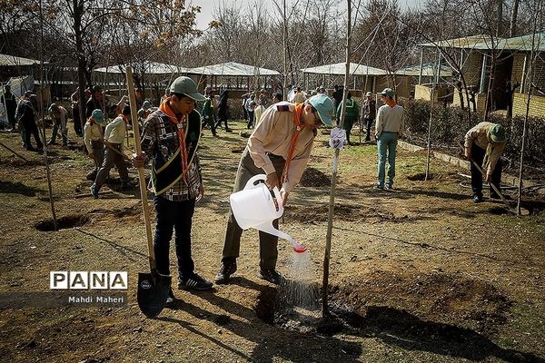 مراسم هفته درختکاری وزیر محترم آموزش و پرورش در اردوگاه شهید باهنر