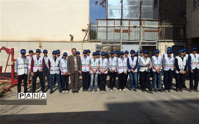 بازدید دانش آموزان  از  اداره کل تامین اجتماعی استان