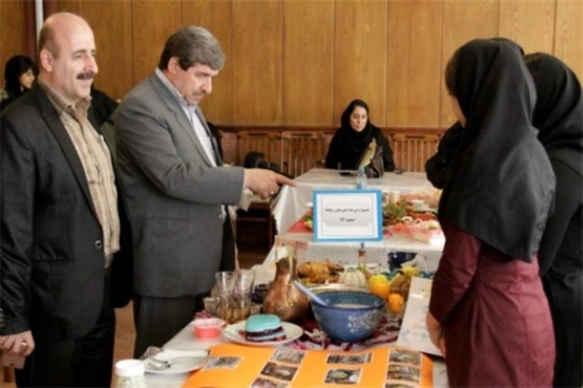 جشنواره غذا با عنوان روزی با عطر و طعم ایرانی در سنندج برگزار شد
