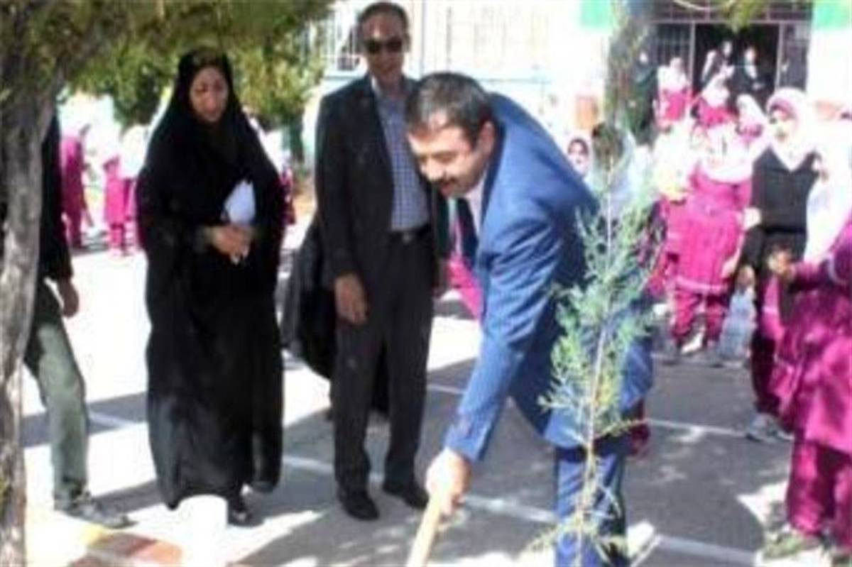 همزمان با روز درختکاری 4نهال به یاد معلمان شهید نهضت سوادآموزی استان کاشته شد