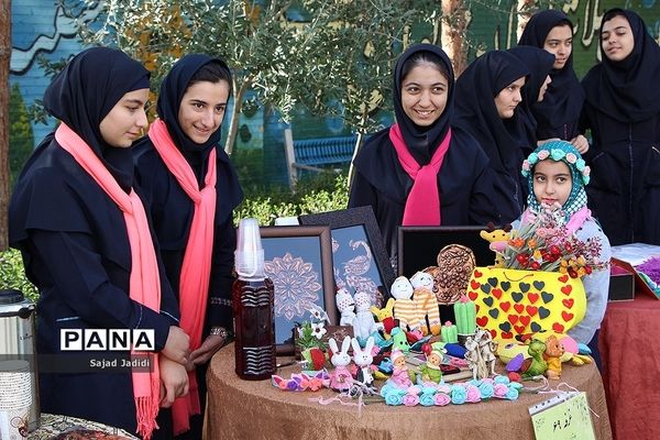 افتتاح جشنواره دست ساخته های دانش آموزی دبیرستان دخترانه اویسی