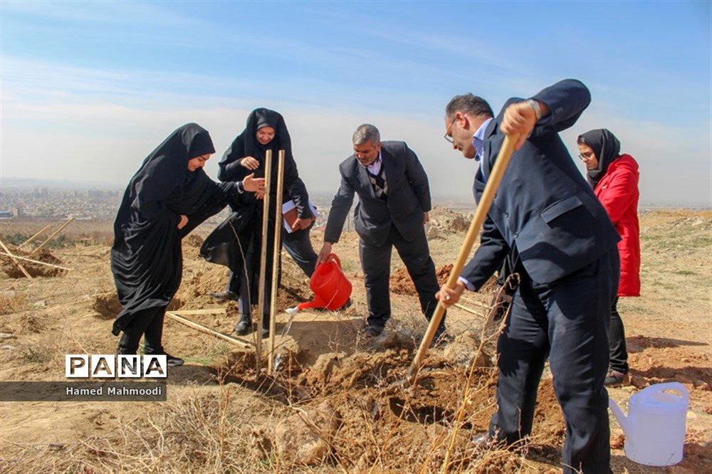 مراسم درختکاری شهرداران مدارس تبریز در تفرجگاه عون بن علی