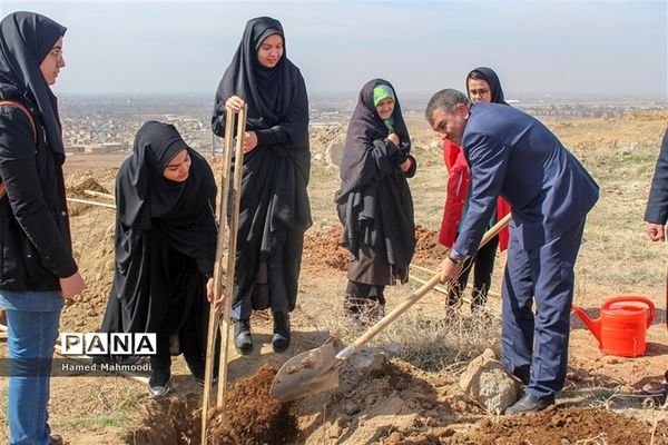 مراسم درختکاری شهرداران مدارس تبریز در تفرجگاه عون بن علی