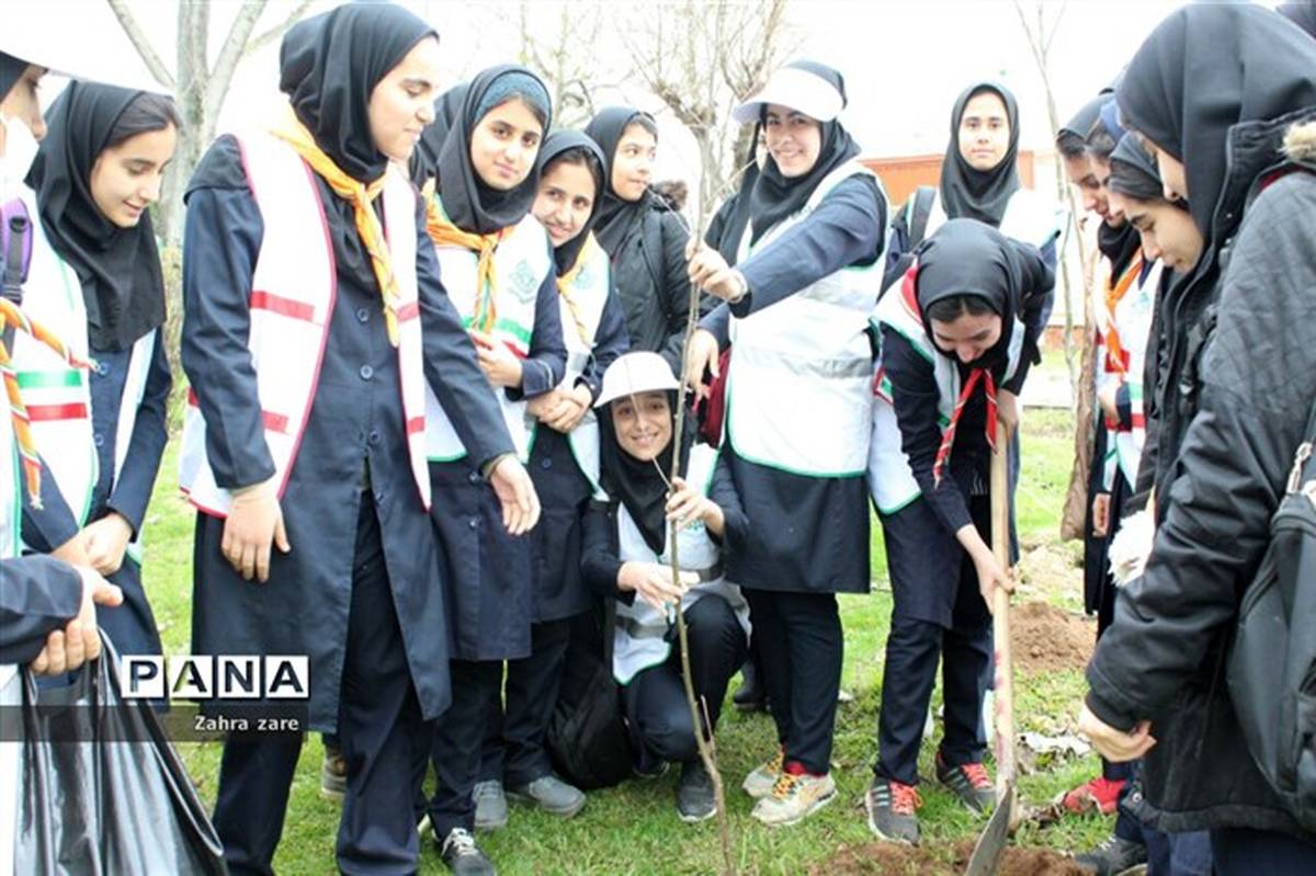 آیین درختکاری با حضور اعضای تشکیلات سازمان دانش‌آموزی در مدارس مازندران برگزار شد