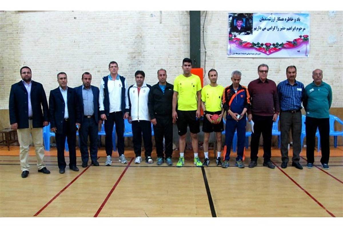 استعداد یابی دانش آموزان هندبالیست فارس توسط مربی تیم ملی جوانان ایران