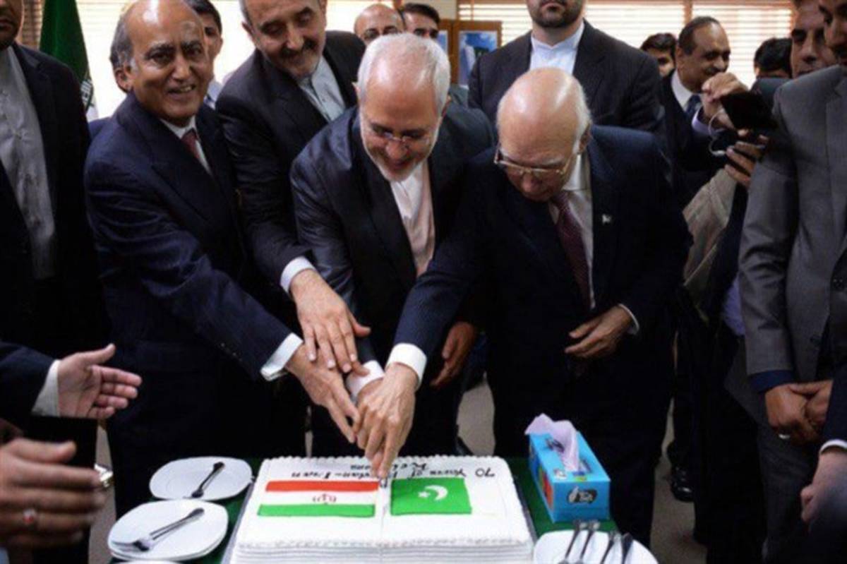 کیک 70 سالگی روابط ایران و پاکستان با حضور ظریف در اسلام آباد برش خورد + تصویر