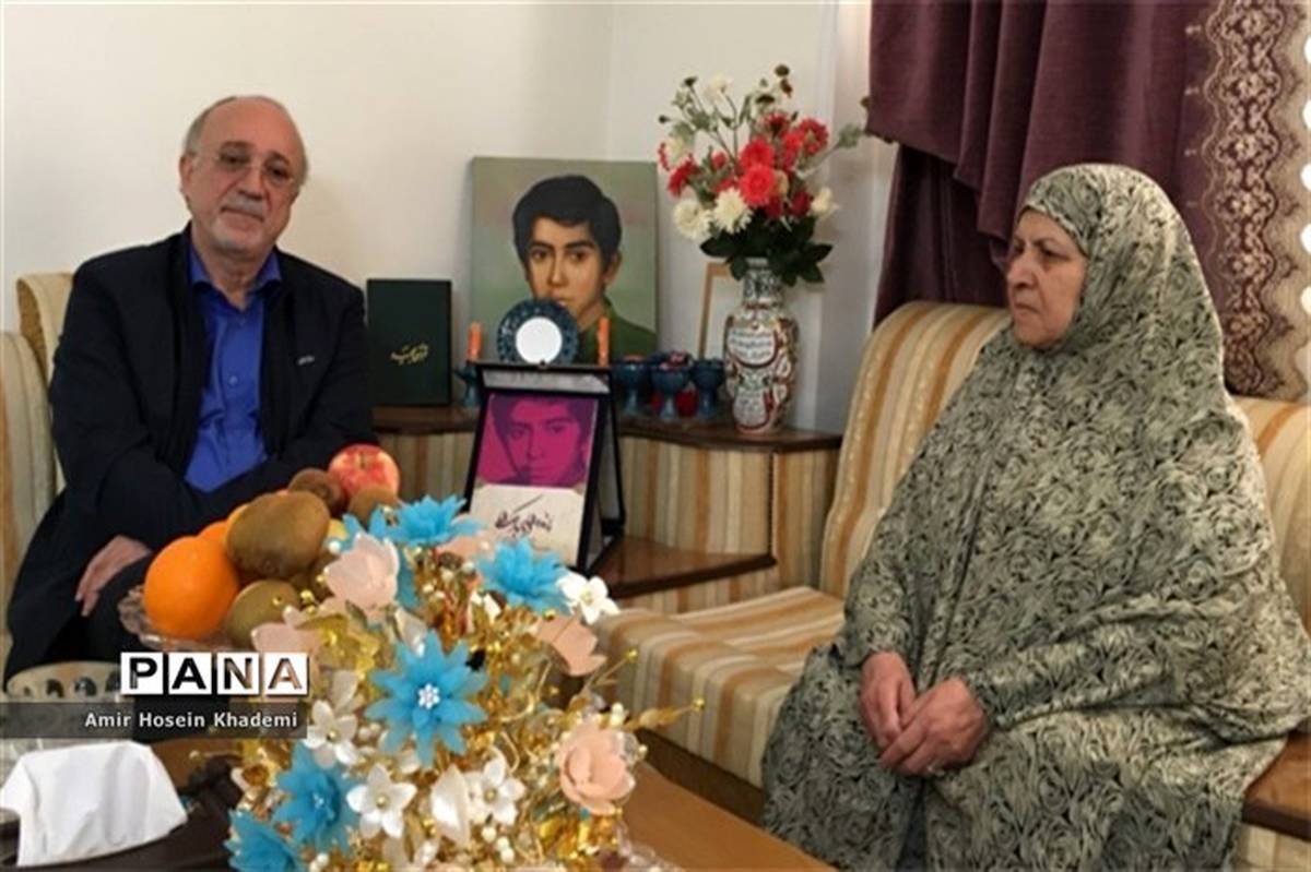 استاندار البرز با خانواده شهید پناهی دیدار کرد