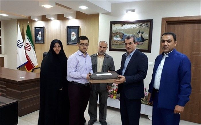 مدیرکل آموزش و پرورش خوزستان از دانش آموز حافظ قرآن تقدیرکرد