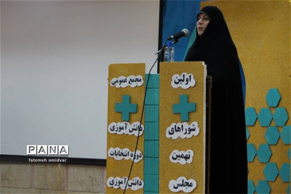 مجلس شورای دانش آموزی بستر حضور دانش آموزان را  در جامعه فراهم می کند