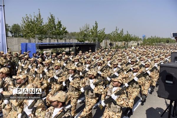 رژه نیروهای مسلح به مناسبت بزرگداشت روز ارتش در استان البرز