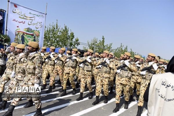 رژه نیروهای مسلح به مناسبت بزرگداشت روز ارتش در استان البرز