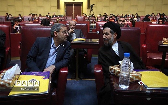 امام جمعه موقت تهران: انسانی که تحت تعلیم قرار نگرفته منافع دیگران را به خطر می‌اندازد