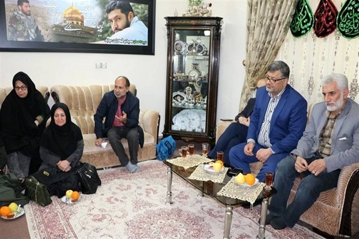 محفل انس با قرآن در منزل شهید مدافع حرم