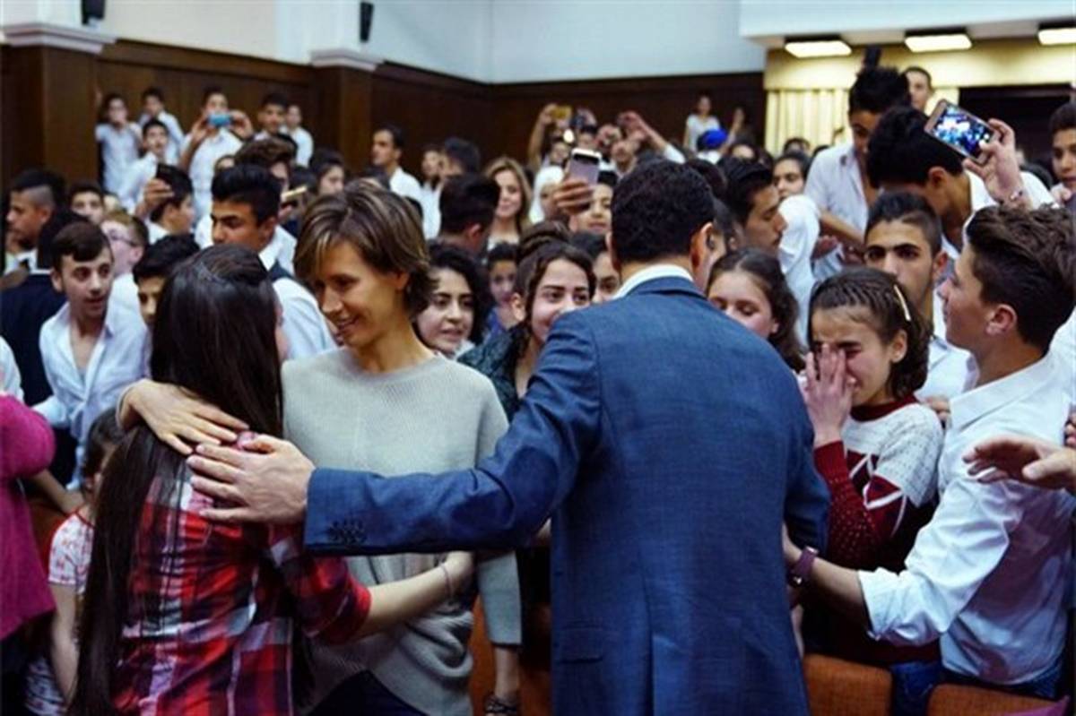 برخورد صمیمانه بشار اسد و همسرش با دانش‌آموزان + تصاویر