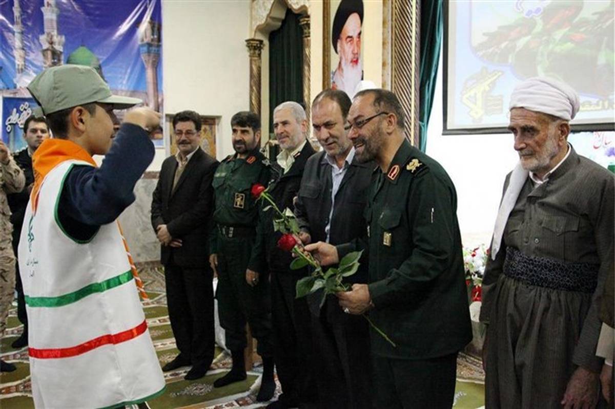 دانش آموزان پیشتازسازمان دانش آموزی استان کردستان با اهداءشاخه گل سالروز تاسیس سپاه پاسداران انقلاب اسلامی را گرامی داشتند