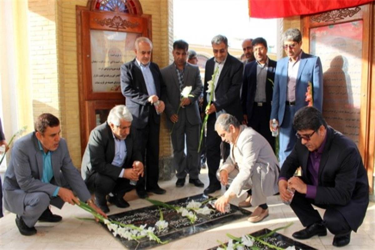 عطر افشانی و گل گزاری مزار مطهر شهدا به مناسبت هفته معلم در بوشهر برگزار شد