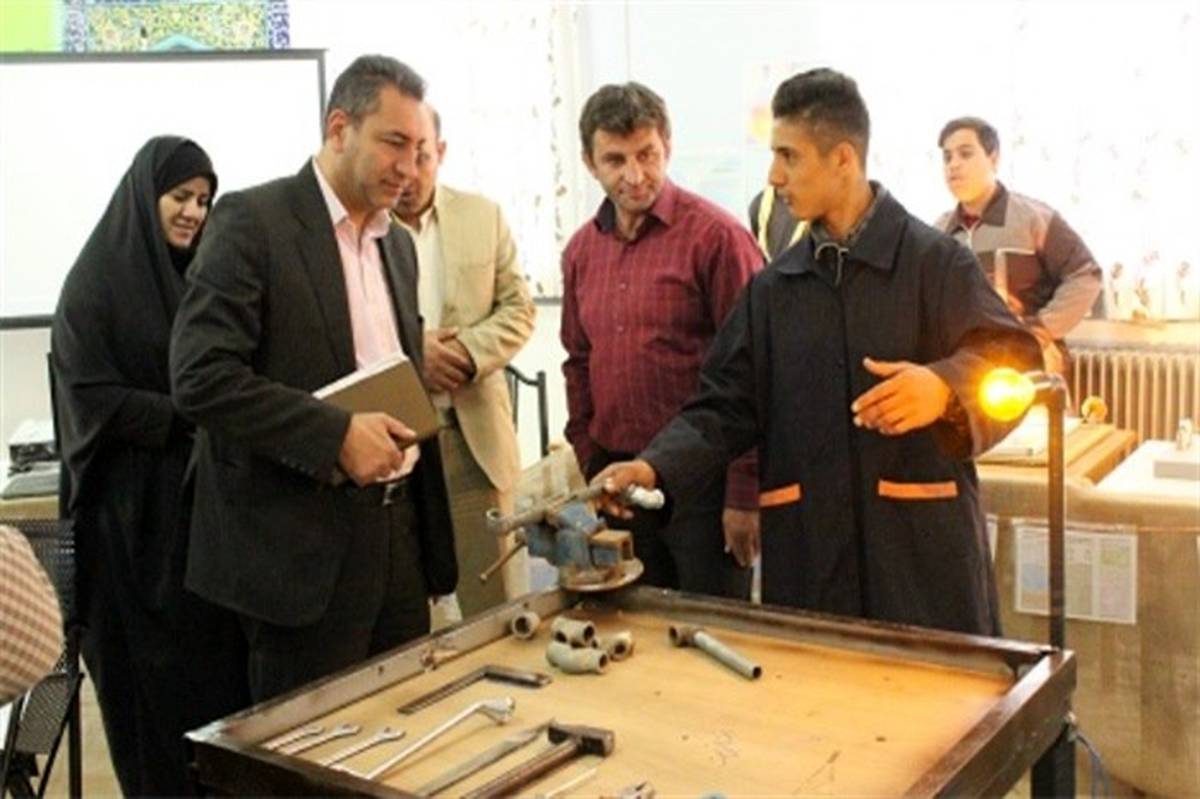برپایی نمایشگاه هفته مشاغل در مدرسه امام علی (ع) شهرستان فیروزکوه