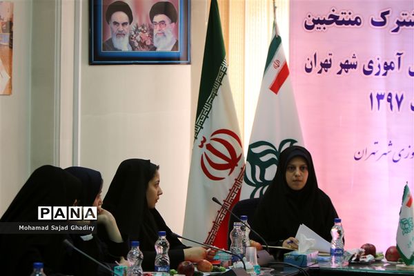 اولین نشست مشترک منتخبین شوراها و مجلس دانش آموزی