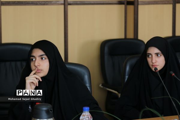 اولین نشست مشترک منتخبین شوراها و مجلس دانش آموزی