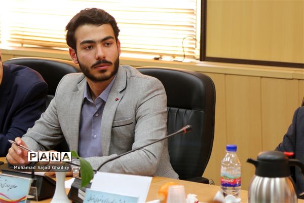 اولین نشست مشترک منتخبین شوراها و مجلس دانش آموزی